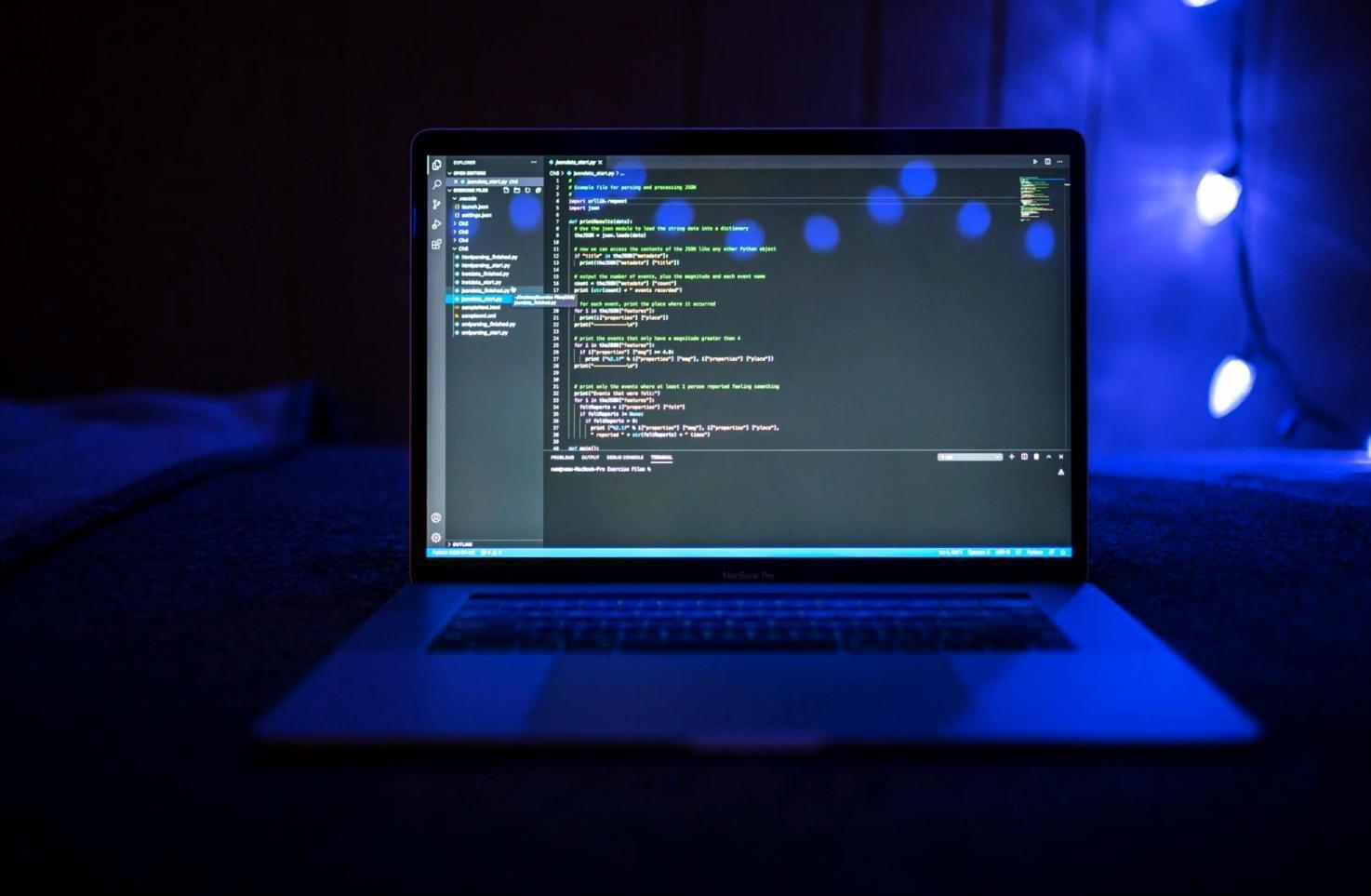 Team di sviluppatori che collabora su codice di gioco mobile durante una sessione di pair programming